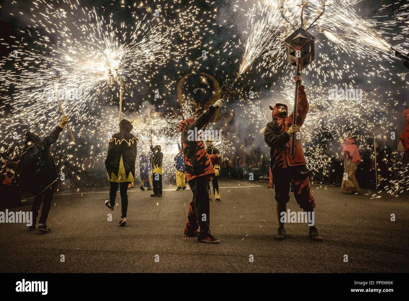 Barcelona, España. El 22 de septiembre, 2018: "correfocs" (fire deslizaderas) desactivar sus fuegos artificiales durante la Fiesta Mayor de Barcelona (festival principal), La Merce Crédito: Matthias Oesterle/Alamy Live News Foto de stock