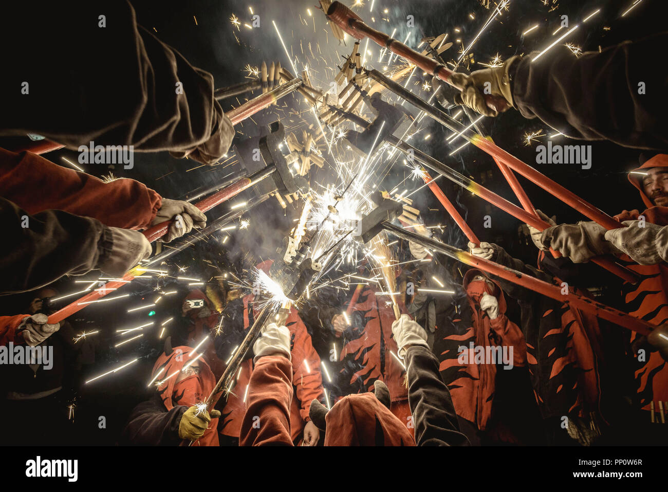Barcelona, España. El 22 de septiembre, 2018: "correfocs" (fire deslizaderas) se reúnen para iluminar sus fuegos artificiales durante la Fiesta Mayor de Barcelona (festival principal), La Merce Crédito: Matthias Oesterle/Alamy Live News Foto de stock
