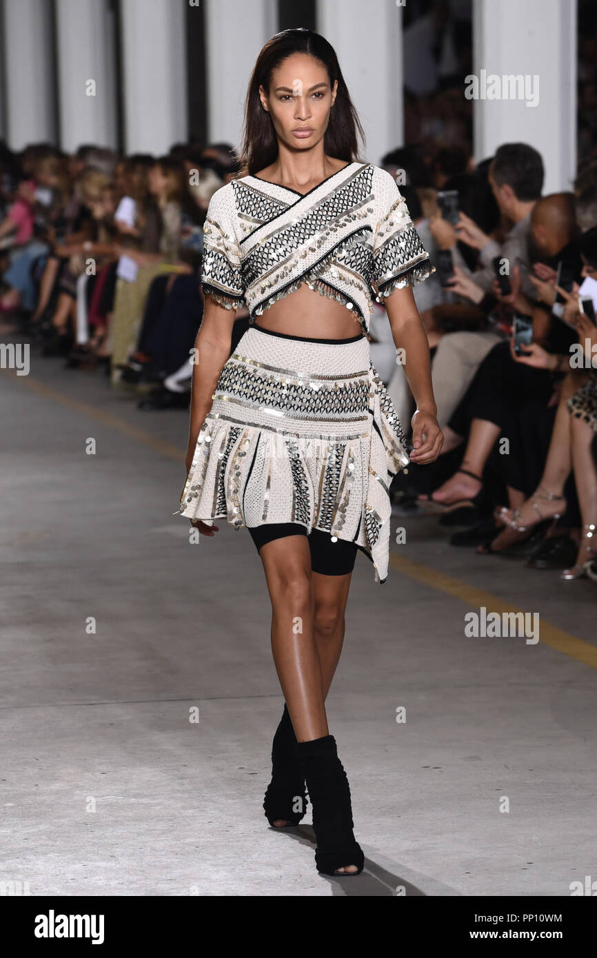 salario campeón ola Milán, Italia. 22 Sep, 2018. La Semana de la moda de Milán Moda Mujer  Primavera Verano 2019.Roberto Cavalli Fashion Show en la foto: Crédito:  Agencia Fotográfica Independiente/Alamy Live News Fotografía de stock -