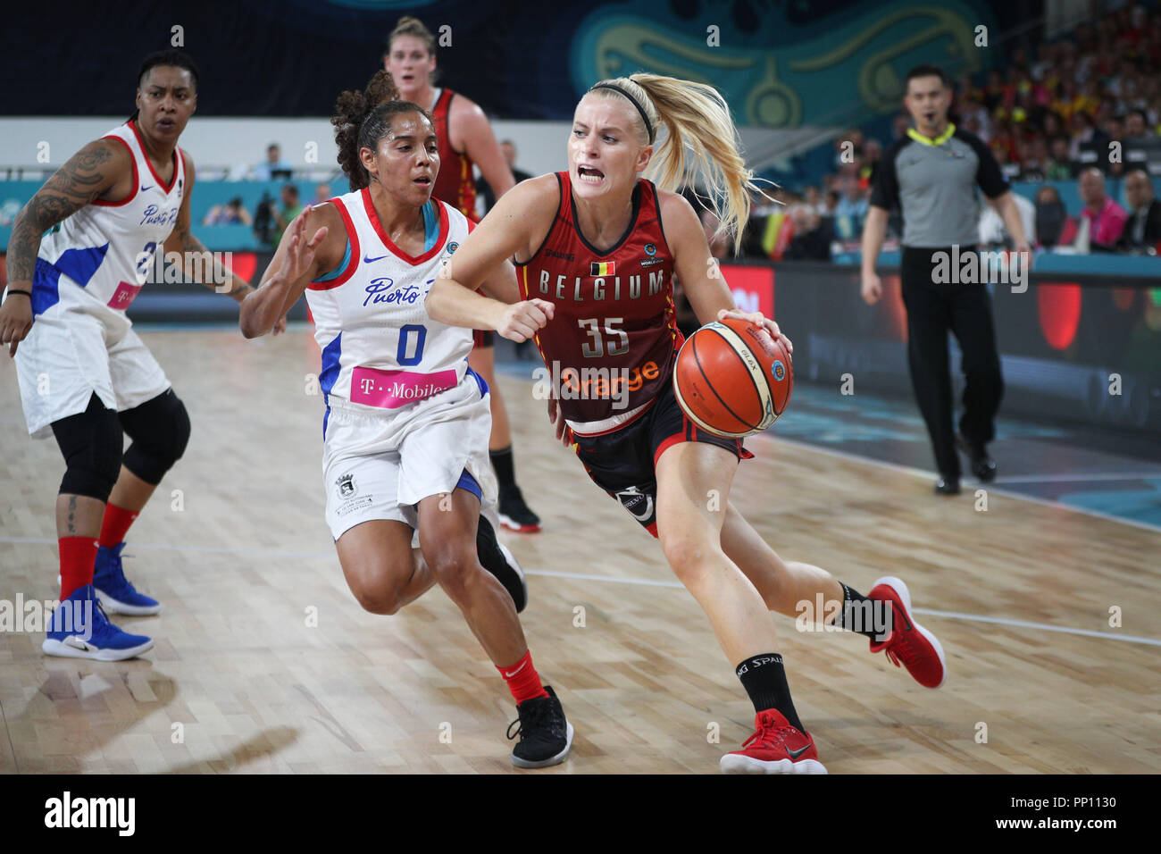 Tenerife, España. 22 Sep, 2018. Julie Vanloo (R) de Bélgica compite en el  grupo C partido entre Bélgica y Puerto Rico en el 2018 FIBA Copa Mundial  del Baloncesto Femenino en Santa