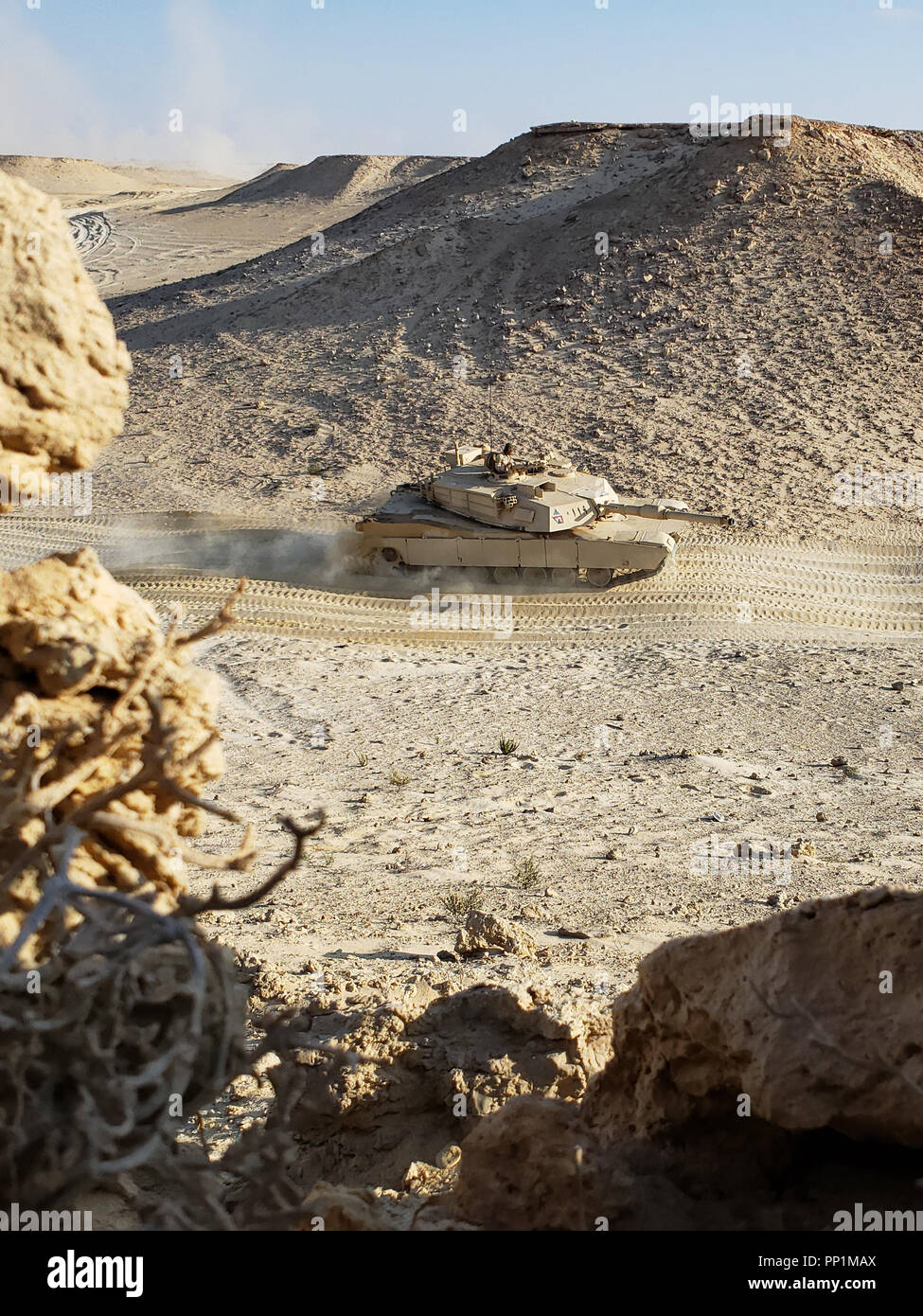 Un ejército egipcio Abrams M1 las maniobras del tanque principal de batalla durante un ejercicio con fuego activo de armas combinadas en ensayo Mohamed Naguib Base Militar, cerca de Alejandría, Egipto, el 16 de septiembre de 2018. La CALFEX es uno de los eventos de capacitación culminante durante el ejercicio estrella brillante de 2018, un Comando Central estadounidense multilateral de entrenamiento, celebrado con la República Árabe de Egipto. (Ee.Uu. Foto de la Guardia Nacional del Ejército por el SPC. Jovi Prevot) Foto de stock