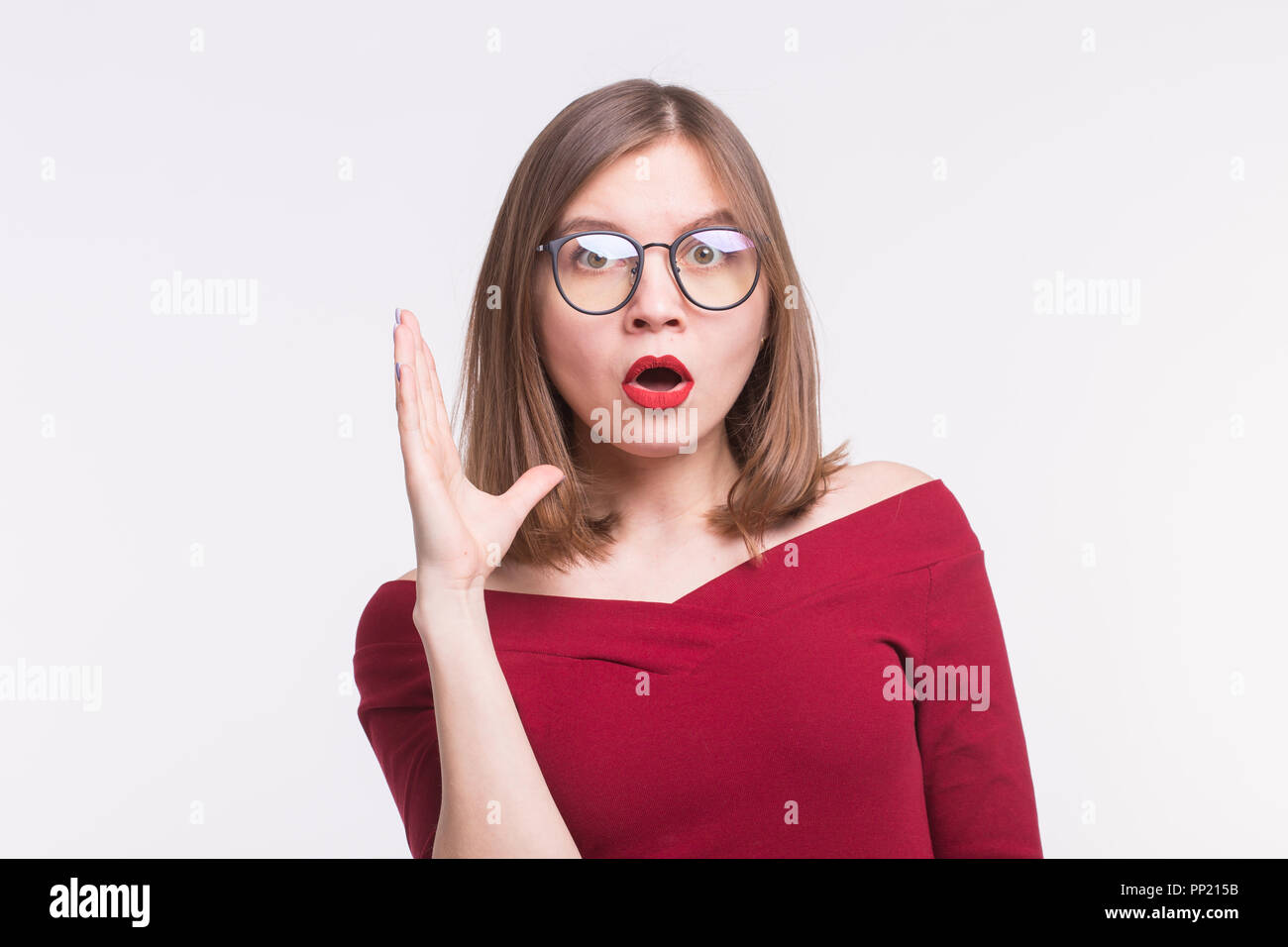 Retrato de sorprendido chica con labios rojos en una gafas Foto de stock