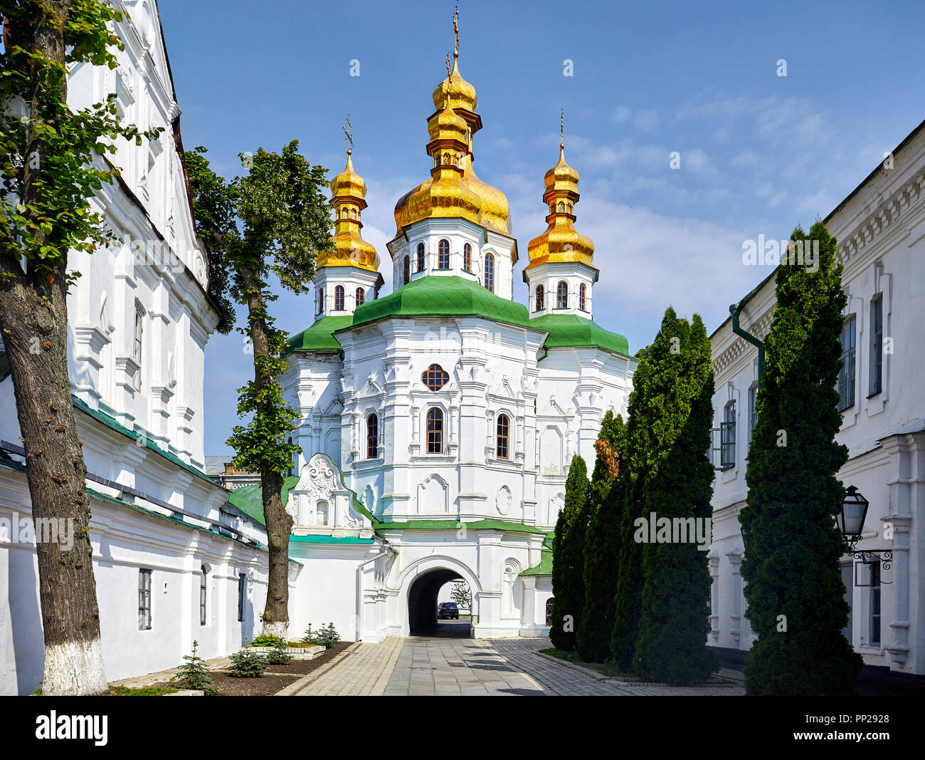 Iglesia con cúpulas doradas en el complejo cristiano de Pechersk Lavra. Arquitectura histórica en la ciudad de Kiev, Ucrania Foto de stock