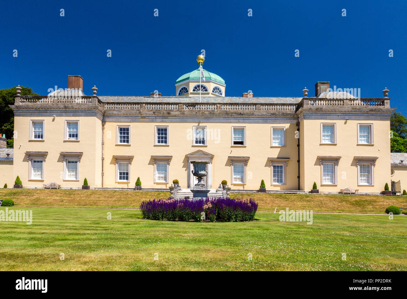 Impresionante arquitectura palladiana y colorido de siembra a la Colina del Castillo y los jardines de la casa, cerca de Filleigh, Devon, Inglaterra, Reino Unido. Foto de stock