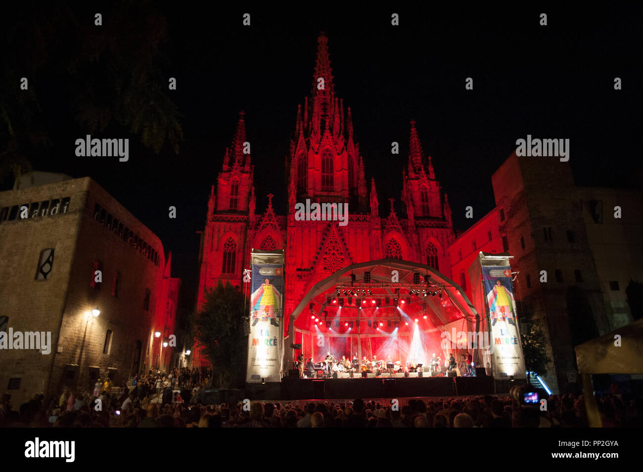 Barcelona, 22 de septiembre de 2018. La catedral de Barcelona está teñido con colores y es parte de un bello escenario para los conciertos que se celebran allí. Foto de stock