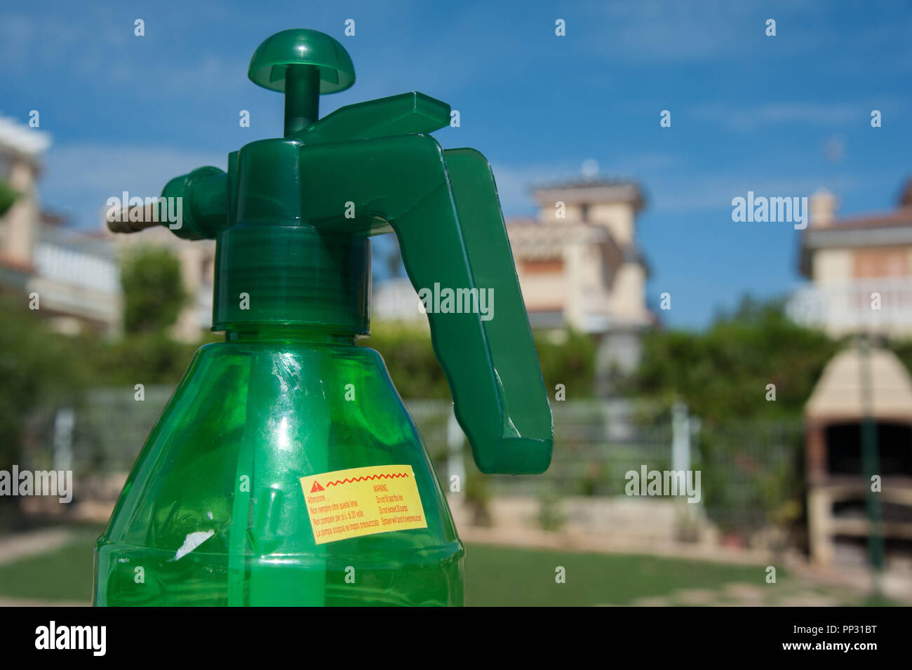 Una planta en spray que se basa en la presión de aire para la pulverización de plantas y árboles con insecticidas Foto de stock