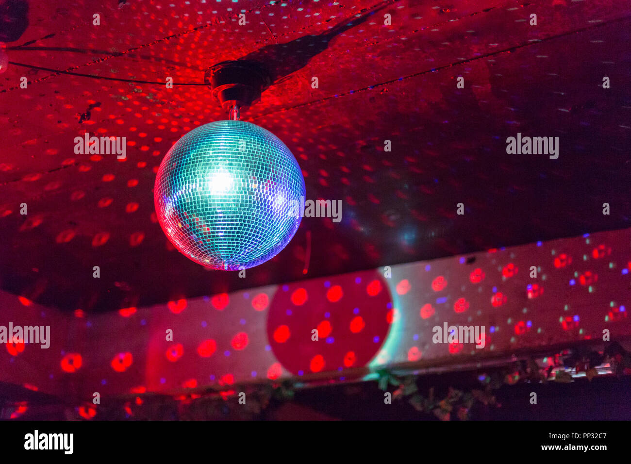 Bola de discoteca reflejando luces en la noche. Foto de stock