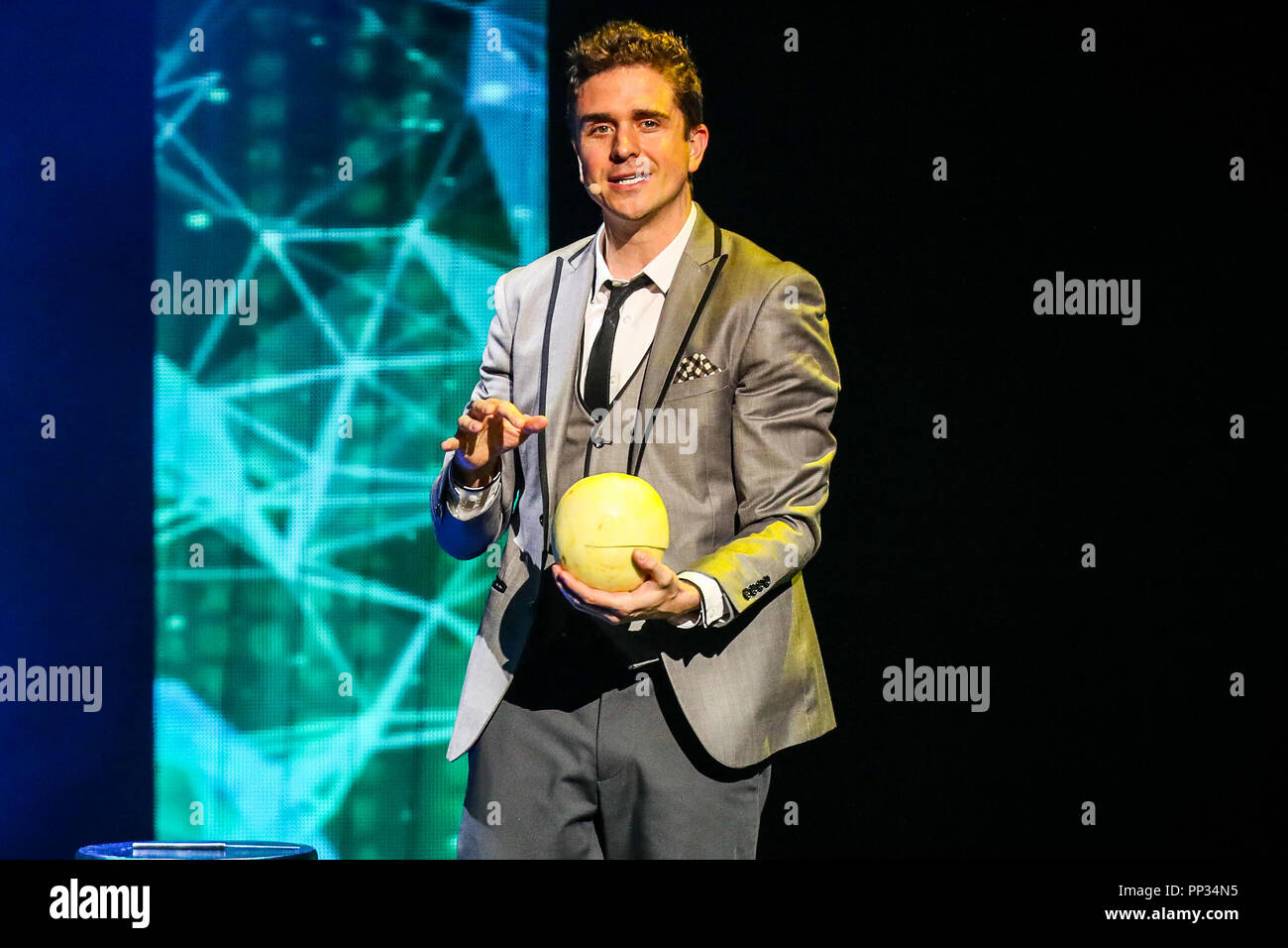 Mago e ilusionista ADAM TRENT realiza en Carolina del Norte como parte