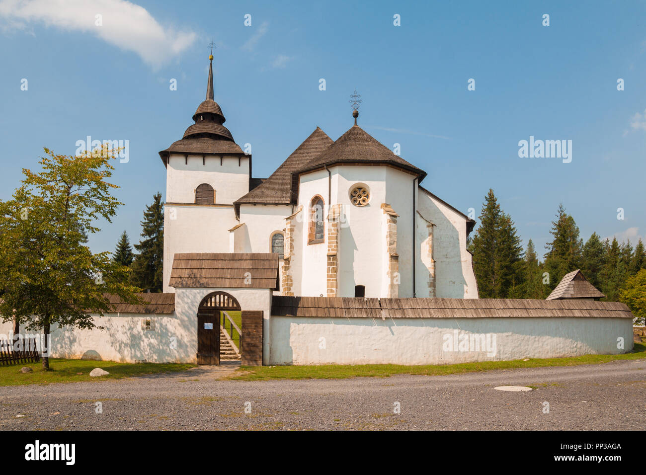 Pribylina, Eslovaquia - Agosto 2018: Iglesia gótica situada en el museo al aire libre de aldea Liptov Pribylina, Eslovaquia Foto de stock
