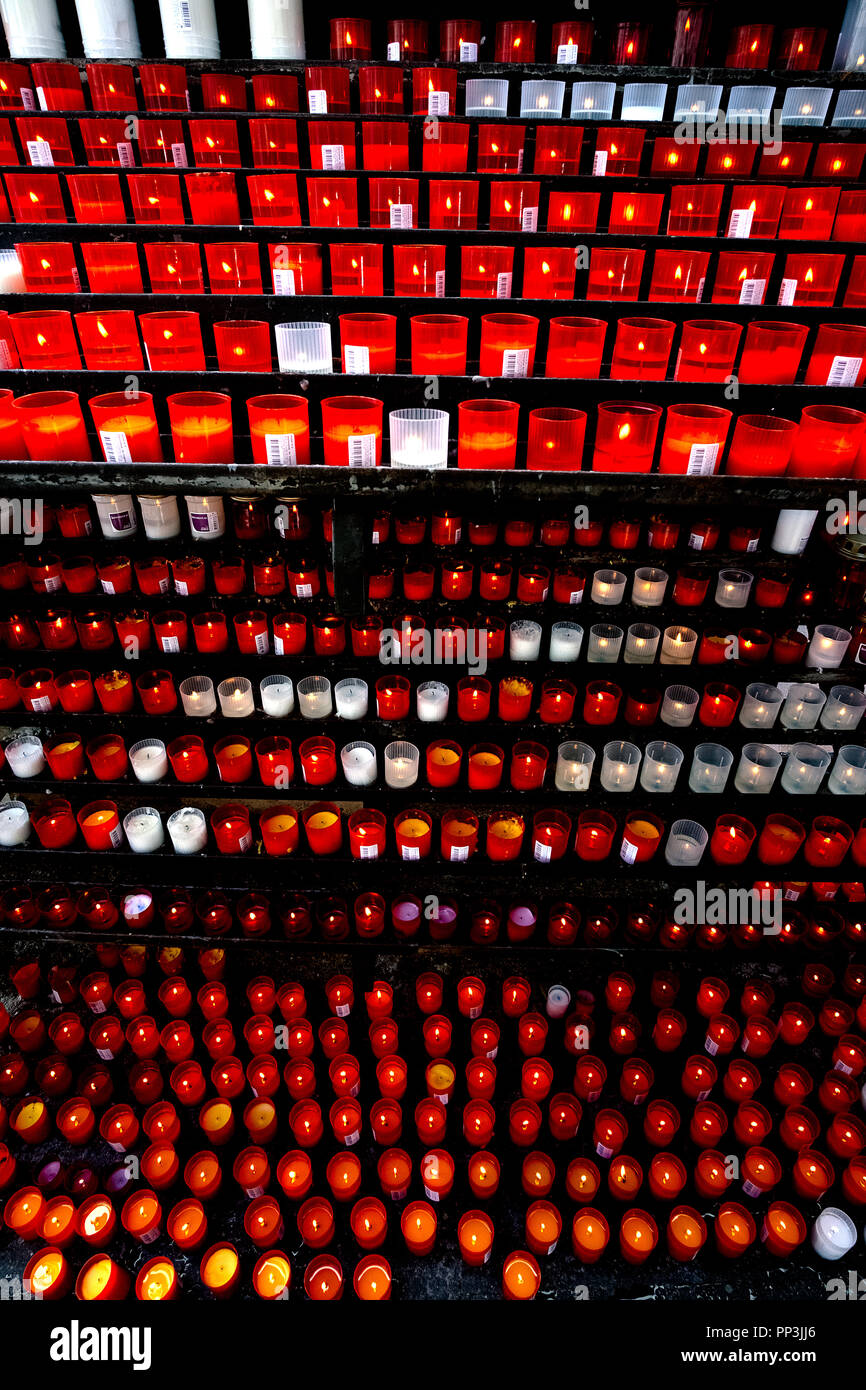 Cientos de velas rojas y blancas de alabanza se posan sobre refugios. Foto de stock