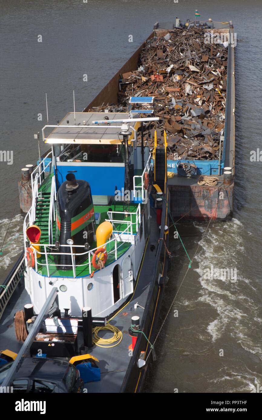 Barcaza transportando la chatarra de acero en los Países Bajos Foto de stock