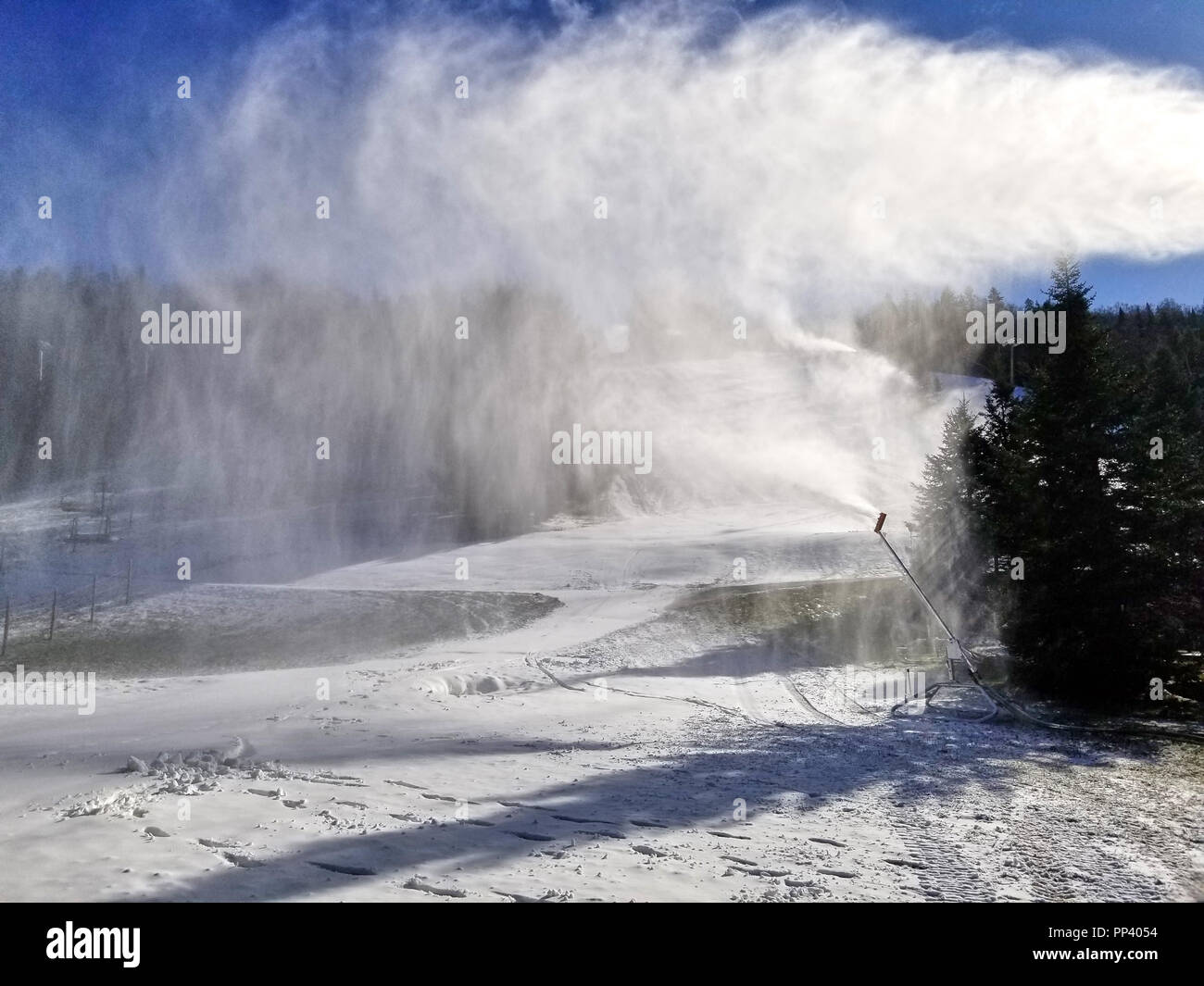 Hacer nieve en el comienzo de la temporada de esquí en Sommets Saint-Sauveur, Quebec, Canadá Foto de stock