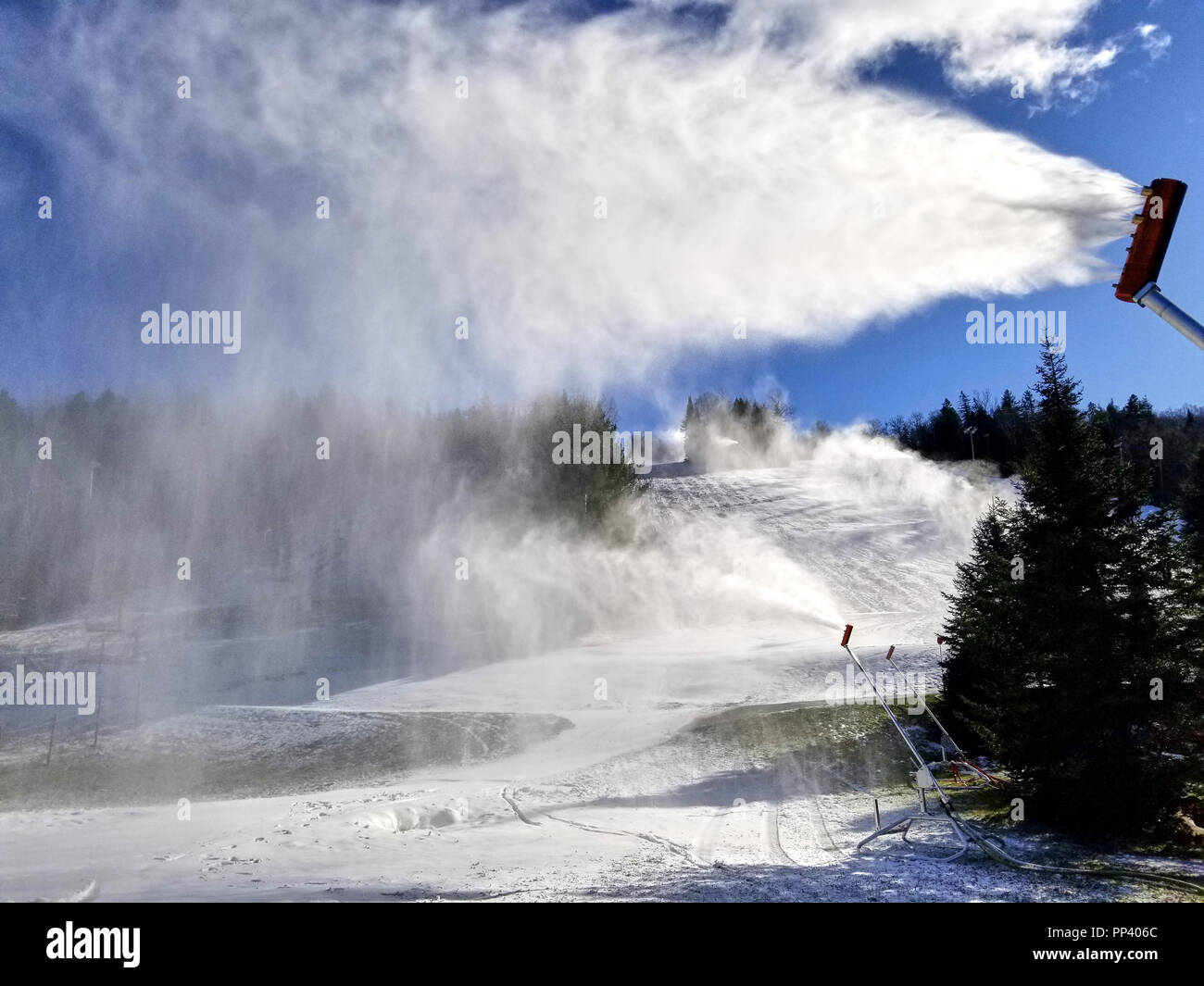 Hacer nieve en el comienzo de la temporada de esquí en Sommets Saint-Sauveur, Quebec, Canadá Foto de stock