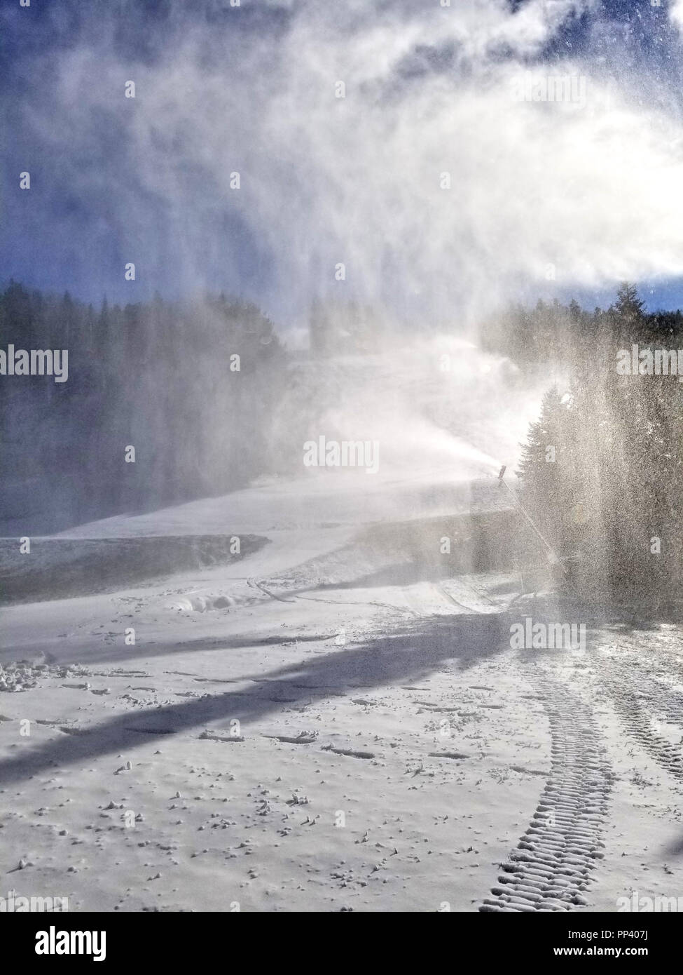 Hacer nieve en el comienzo de la temporada de esquí en Sommets Saint-Sauveur, Quebec, Canadá Foto de stock