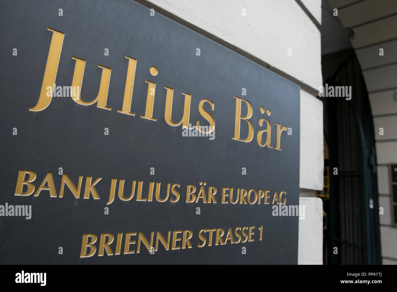 Un logotipo cartel fuera de una sucursal bancaria del Grupo Julius Baer en Munich, Alemania, el 25 de agosto de 2018. Foto de stock