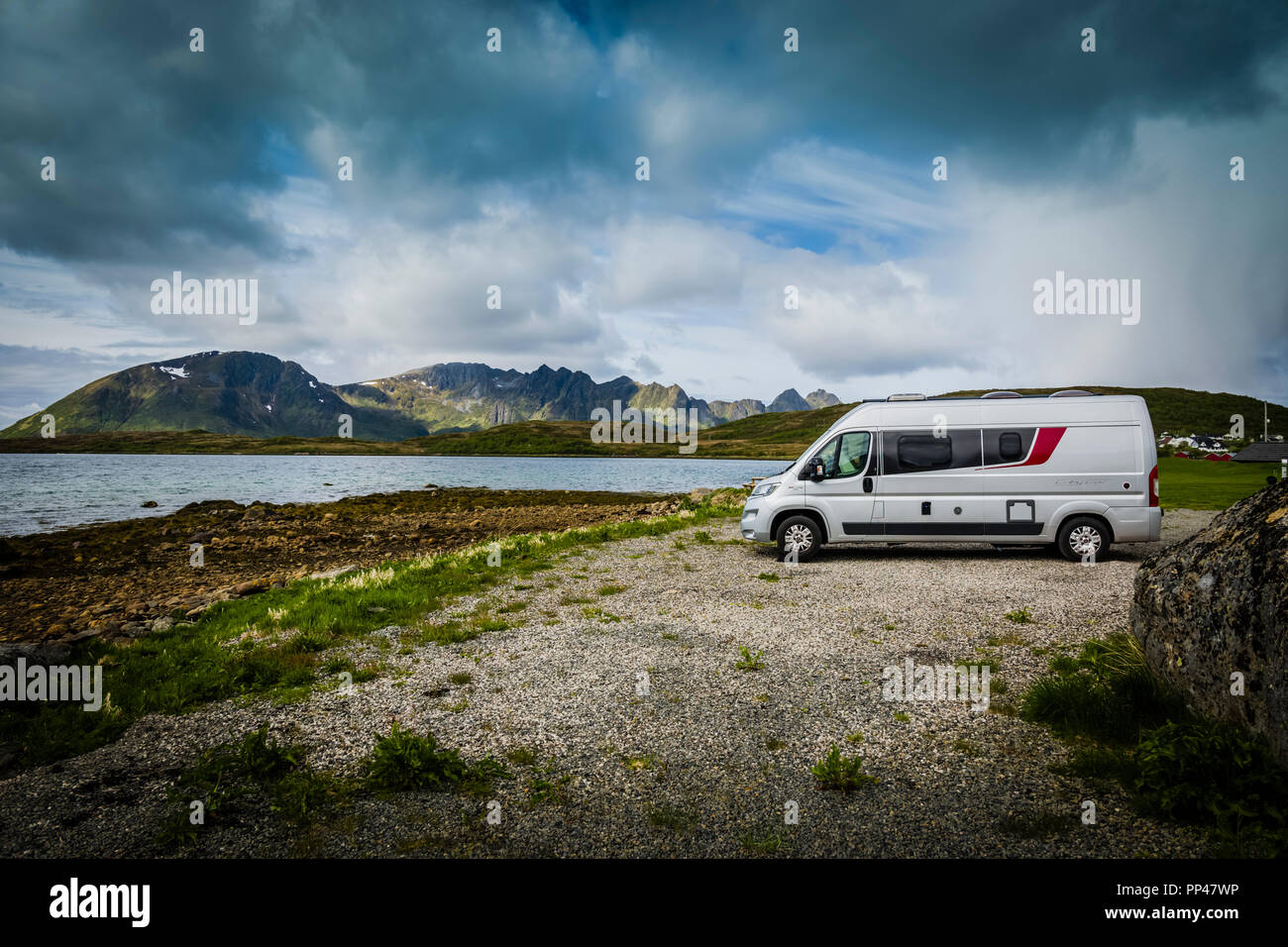 Burstner City coche aparcado en un tono en las islas Lofoten, Noruega Foto de stock