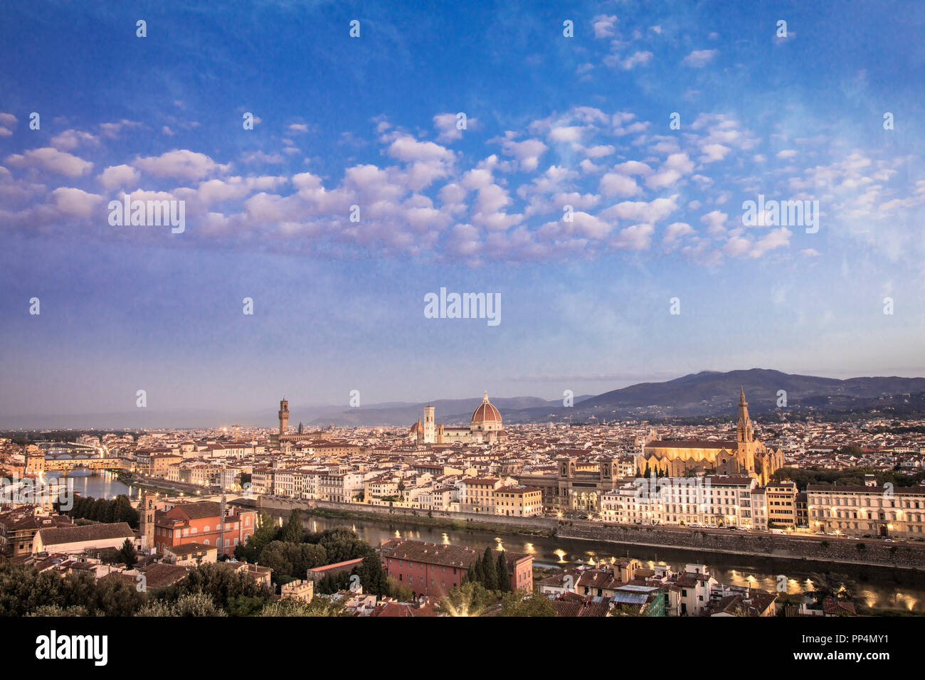 El Río Arno fluye a través de Florencia, Italia, en el amanecer. Foto de stock