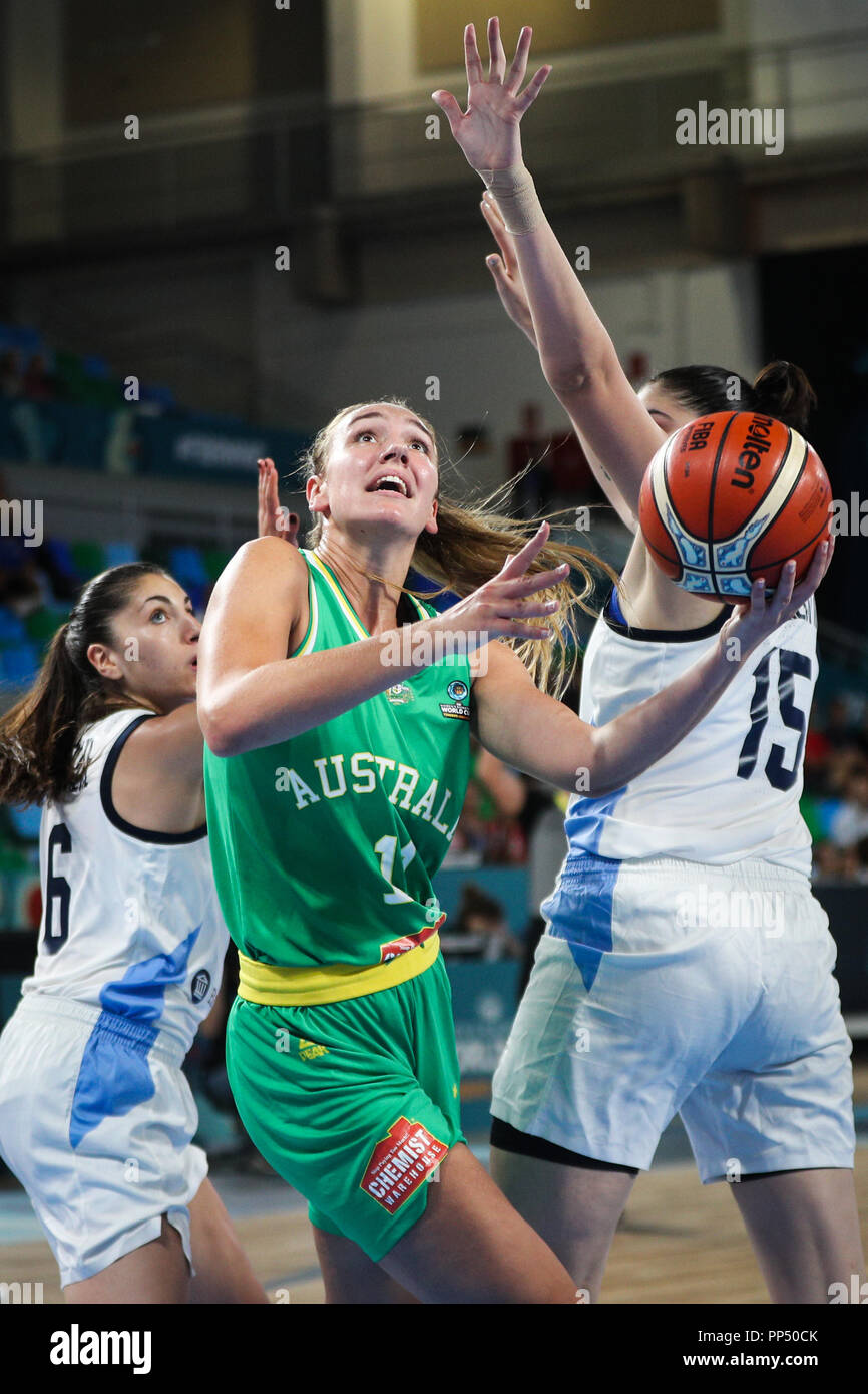 Tenerife, España. 23 Sep, 2018. Alanna Smith (C) de Australia compite en el  grupo B partido entre Australia y la Argentina en el 2018 FIBA Copa Mundial  del Baloncesto Femenino en Santa