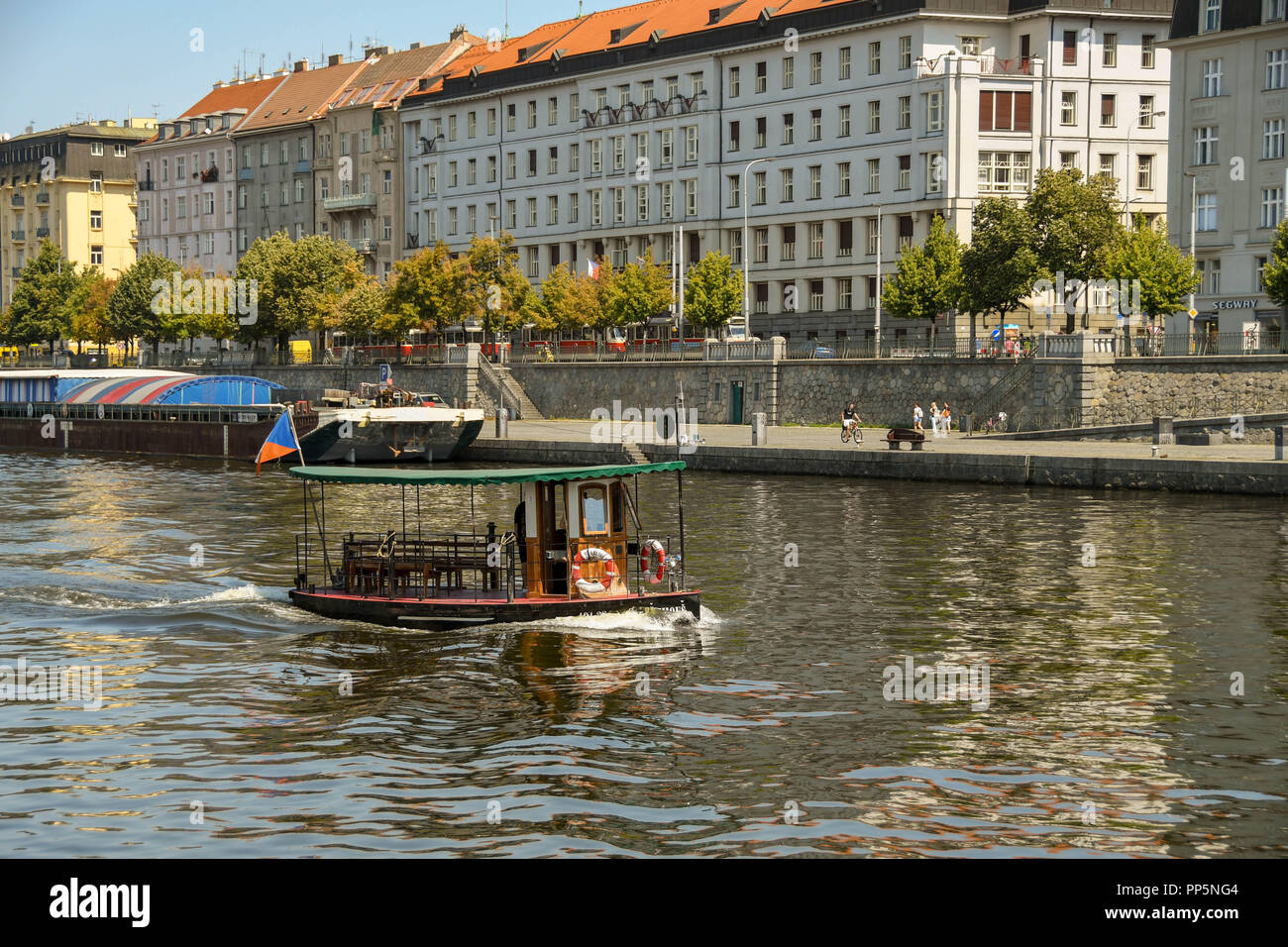 Los pequeños taxis de agua cruzando el río Vltava, en el centro de Praga Foto de stock
