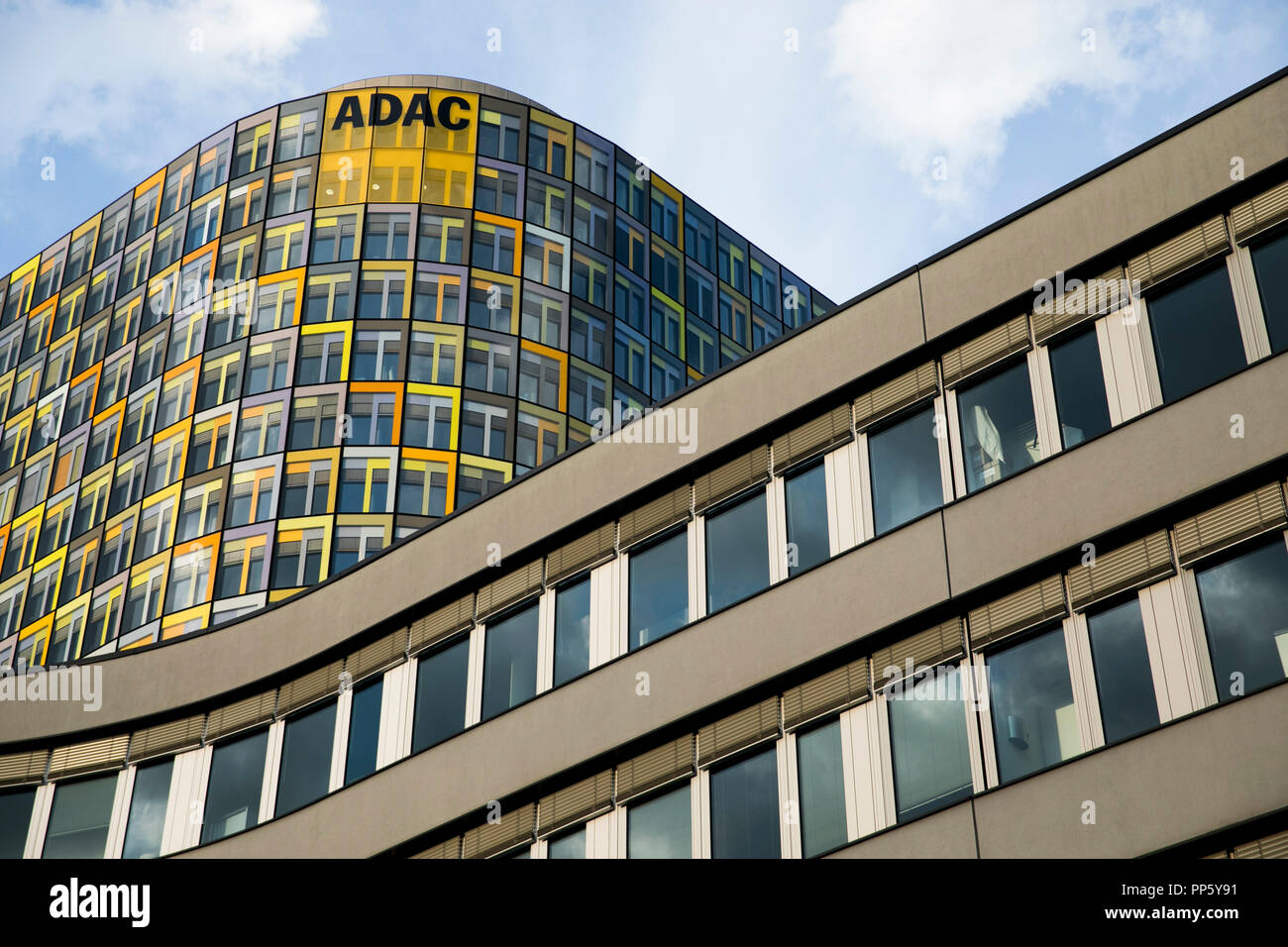 Un logotipo firmar fuera de la sede de la ADAC (Allgemeiner Deutscher Automobil-Club) en Munich, Alemania, el 29 de agosto de 2018. Foto de stock