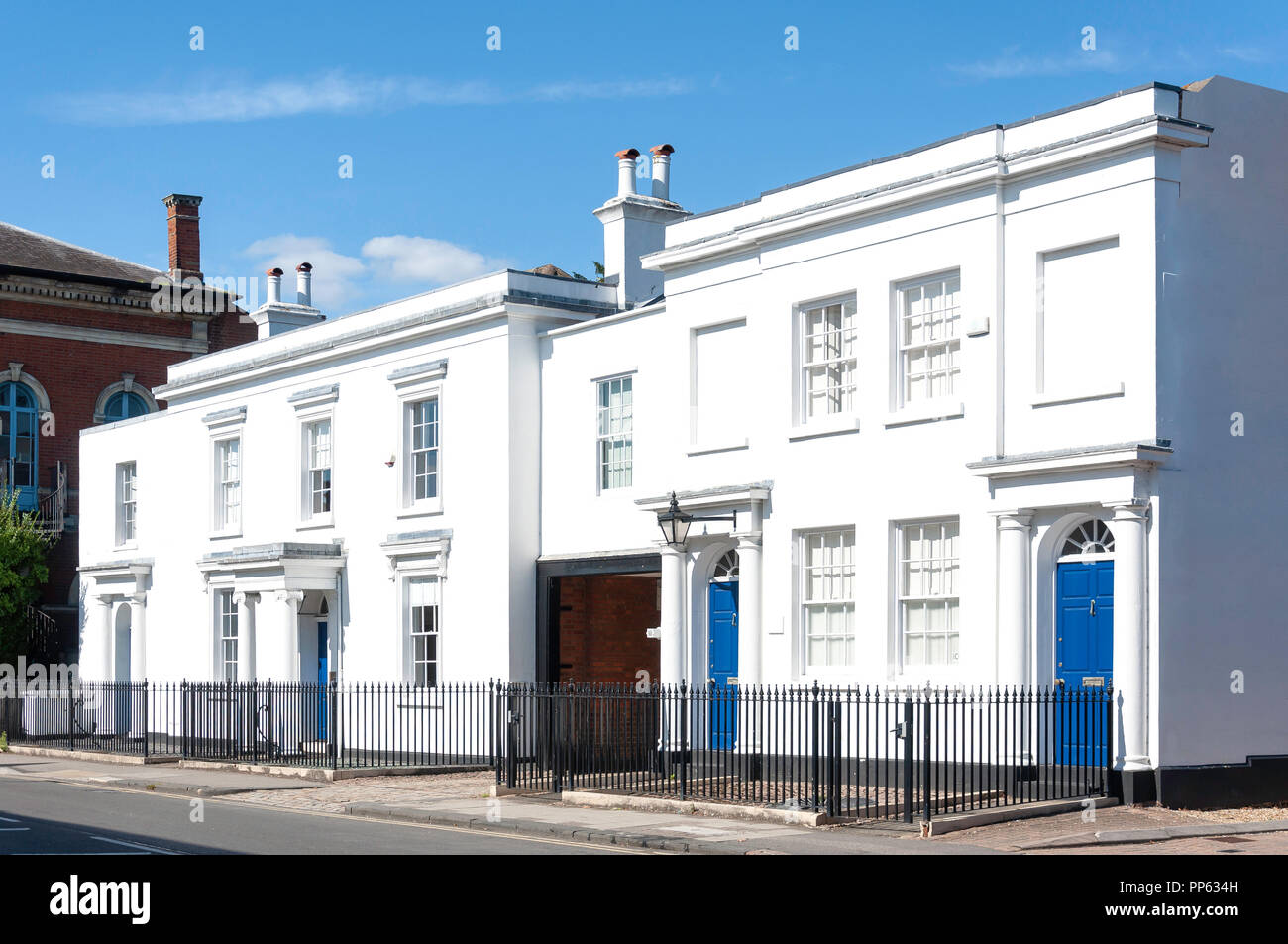 Edificio georgiano en London Street, Chertsey, Surrey, Inglaterra, Reino Unido Foto de stock