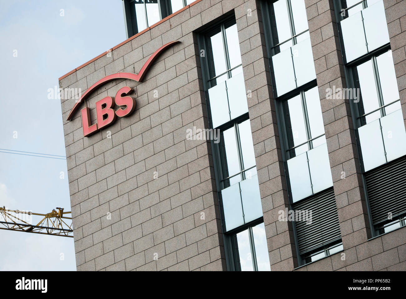 Un logotipo firmar fuera de la sede de la LBS Bayerische Landesbausparkasse (Edificio Banco) del Estado de Baviera en Múnich, Alemania, el 8 de septiembre de 2018. Foto de stock