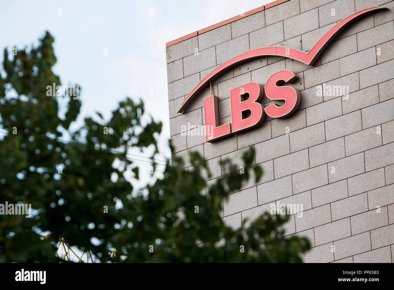Un logotipo firmar fuera de la sede de la LBS Bayerische Landesbausparkasse (Edificio Banco) del Estado de Baviera en Múnich, Alemania, el 8 de septiembre de 2018. Foto de stock