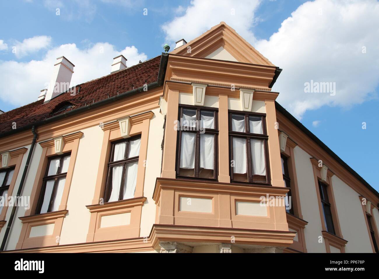 Gyor, Hungría. Ciudad del Transdanubio Occidental. Viejo edificio de apartamentos. Foto de stock