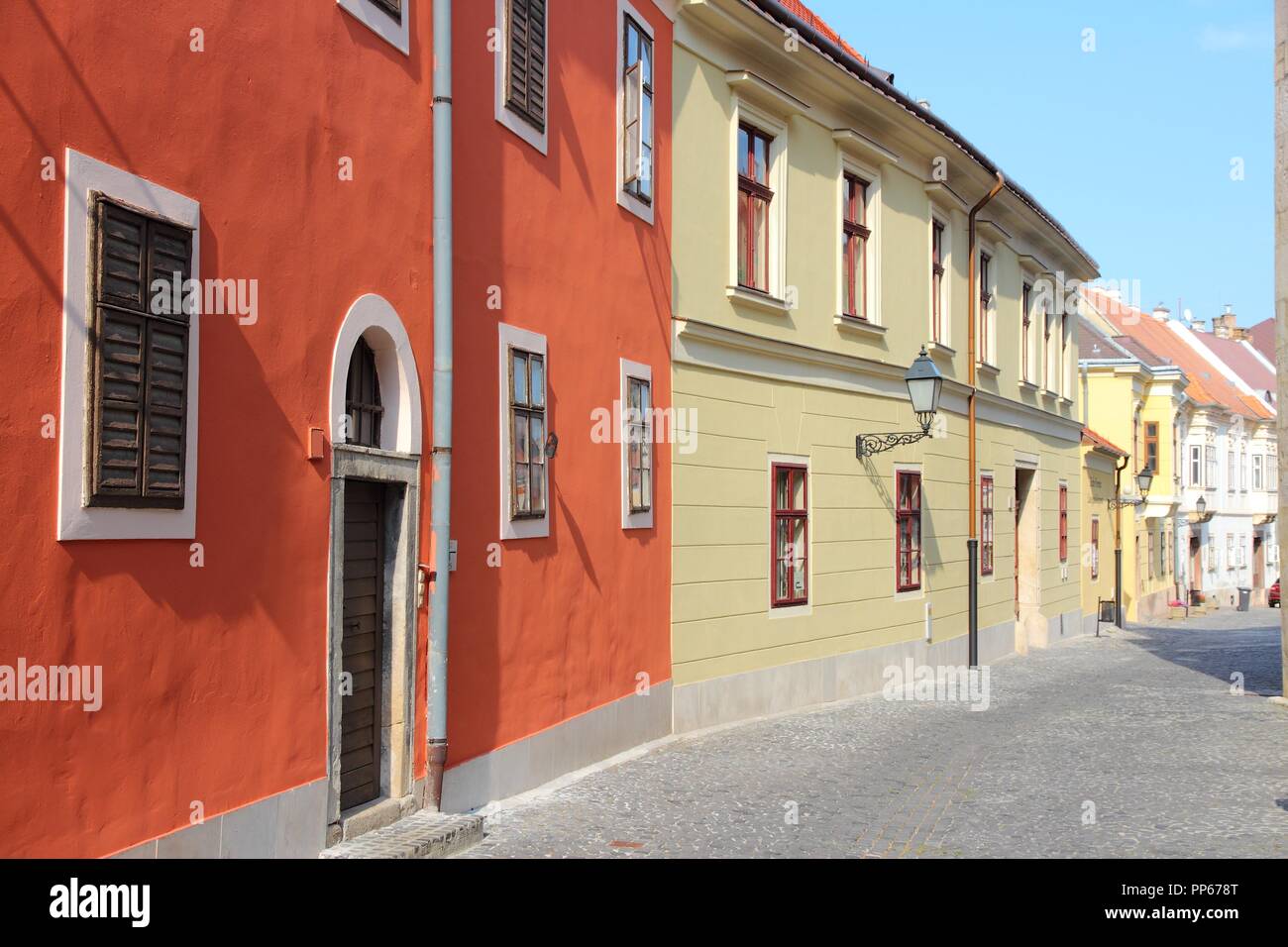 Gyor, Hungría. Ciudad del Transdanubio Occidental. Ciudad vieja calle. Foto de stock
