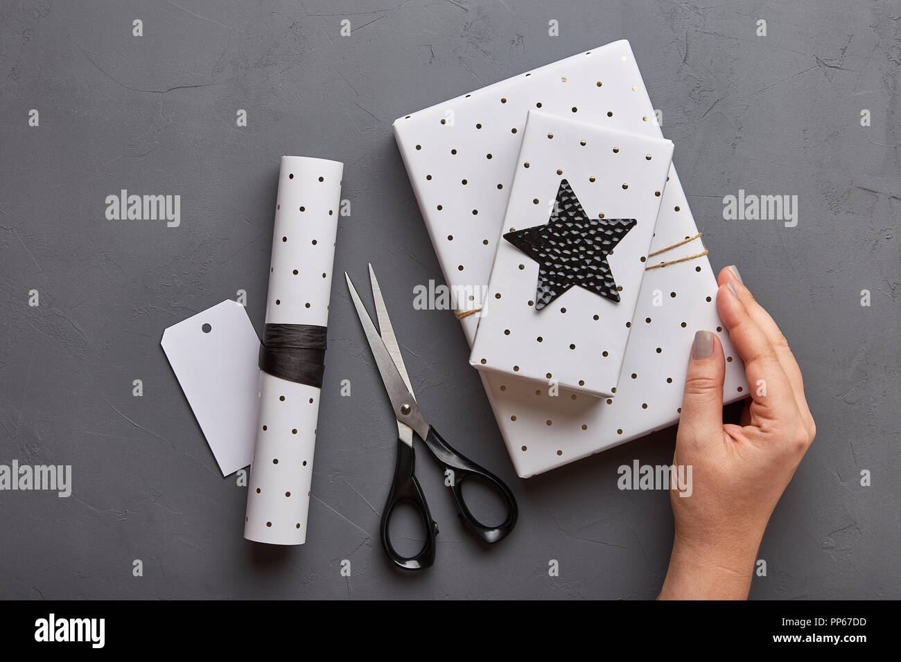 Concepto de Navidad laicos plana con cajas de regalo y decoración en colores blanco y negro. Envoltorio para regalo. Vista superior Foto de stock