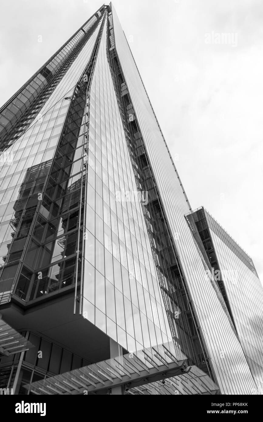 El Shard 95 pisos del rascacielos, diseñado por el arquitecto italiano Renzo Piano, en Southwark, Londres, Inglaterra, Reino Unido. Foto de stock