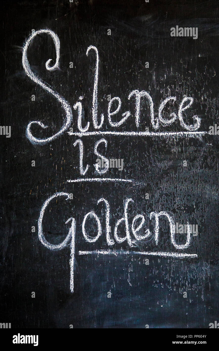 'Silencio' Dorada proverbio escrito en una pizarra Foto de stock