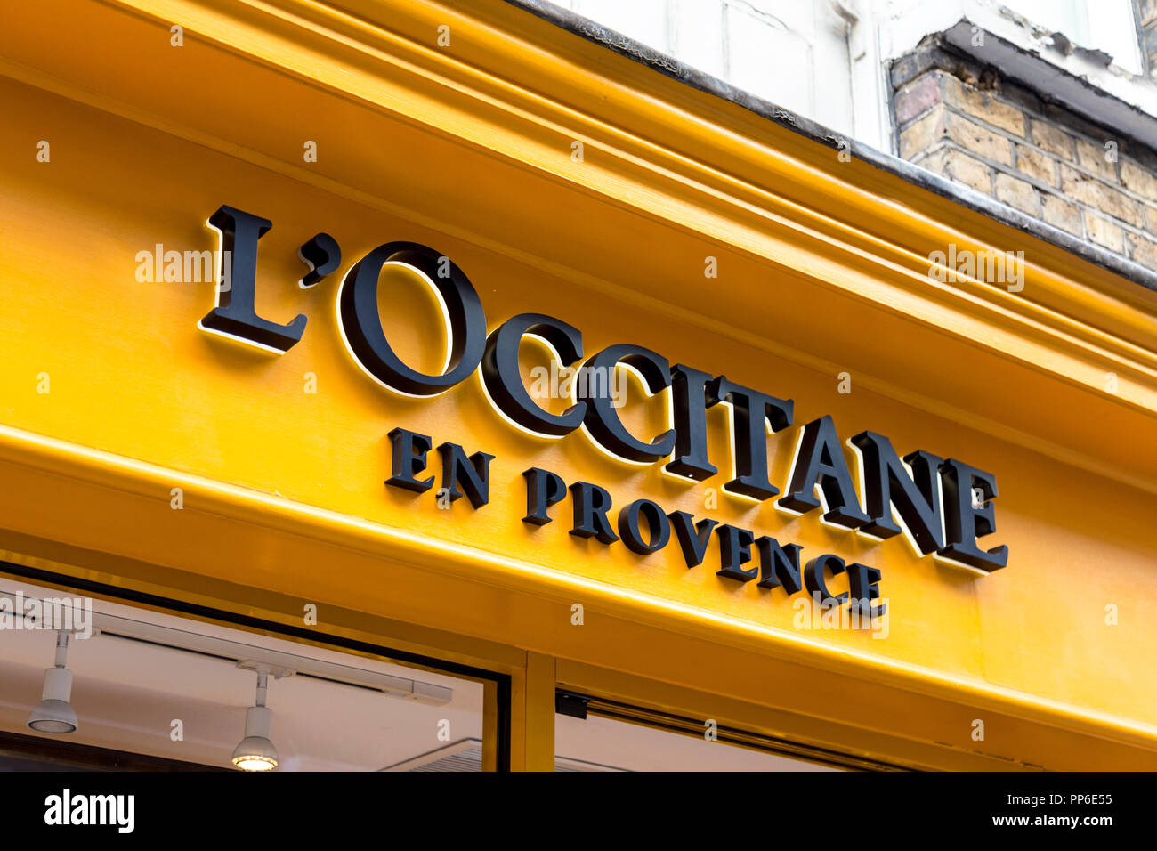Signo de logotipo de la marca L'Occitane en Provence, cosméticos y productos de belleza, tienda de marca en St Christopher's Place, Oxford Street, Londres, Reino Unido. Foto de stock