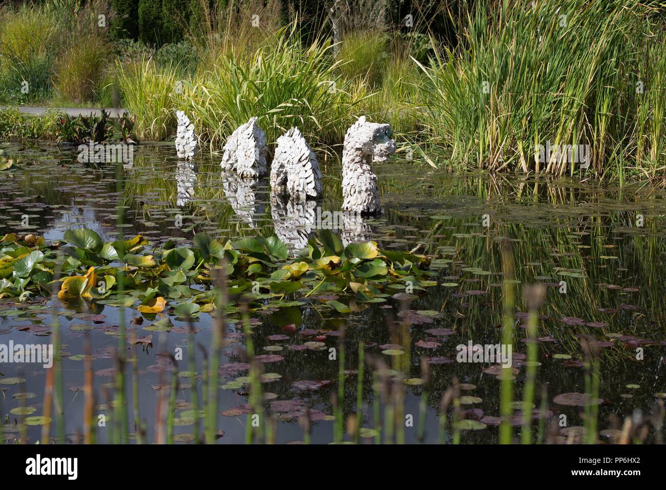 Una escultura de el monstruo del Lago Ness en el jardín de Oregon en  Silverton, Oregon, USA Fotografía de stock - Alamy