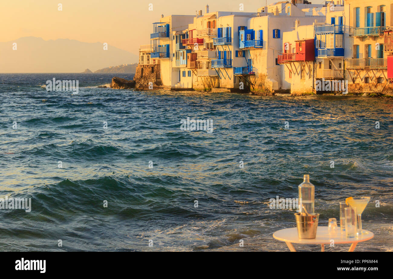 Vista de la famosa obra pictórica Pequeña Venecia de Mykonos Bay en la isla de Mykonos en Grecia. Las salpicaduras de las olas a lo largo de cóctel y tabla de las barras. Foto de stock