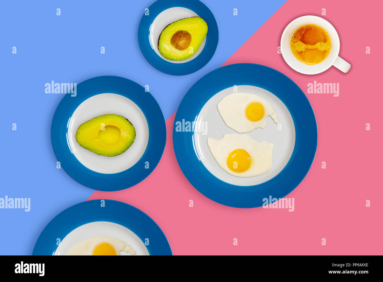 El aguacate, el huevo y la taza de café de laicos plana, Boceto, desayuno concepto.vista desde arriba. Foto de stock