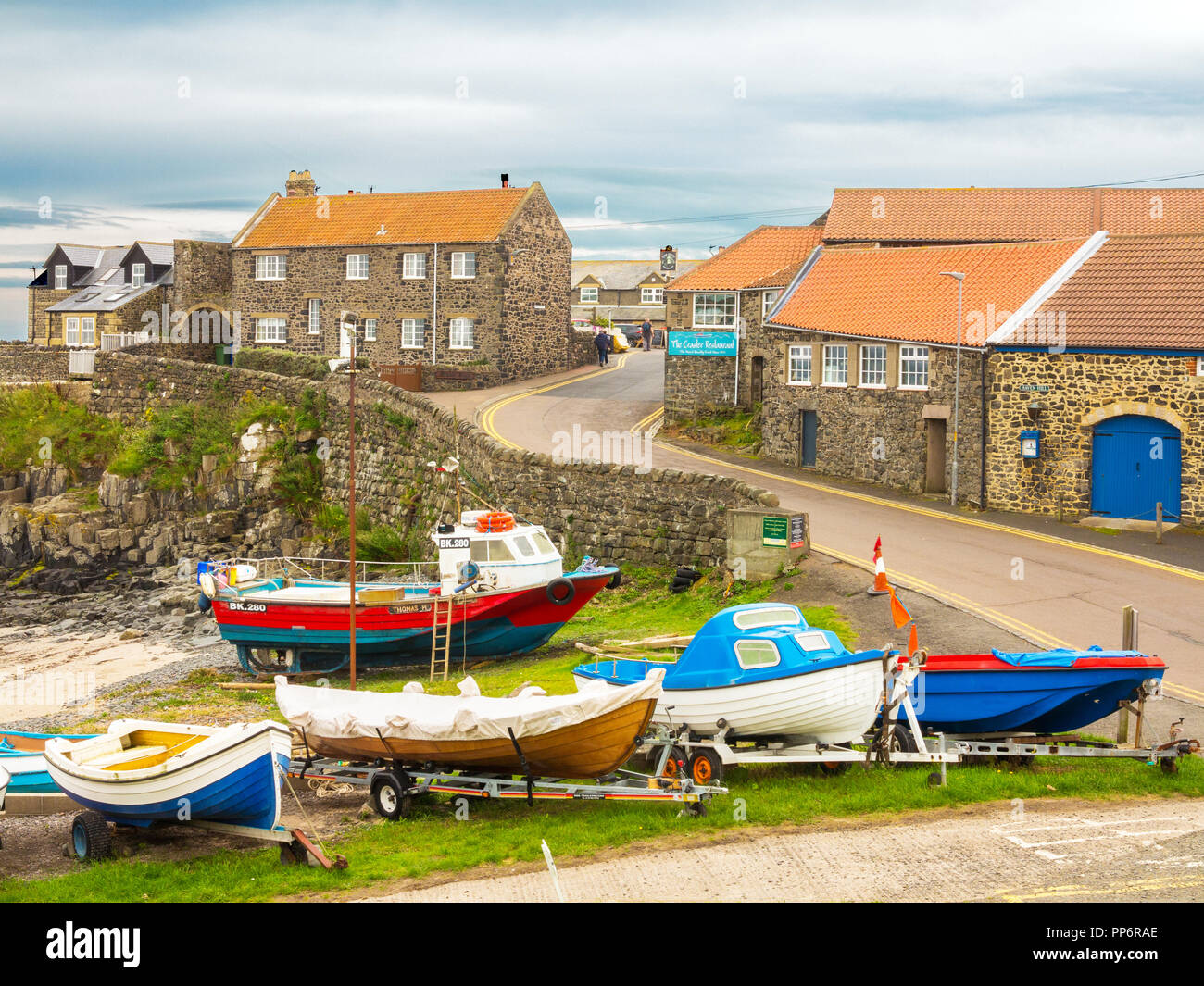 Barcos de pesca al puerto en la aldea de Craster Northumberland Inglaterra en el noreste de la costa alberga los arenques Craster Foto de stock