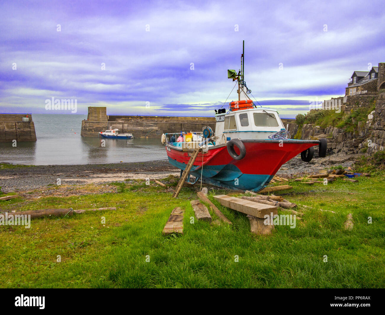 Barcos de pesca en el puerto en el pueblo de Craster Northumberland Inglaterra Reino Unido en la costa del noreste de casa a. El craster kippers Foto de stock