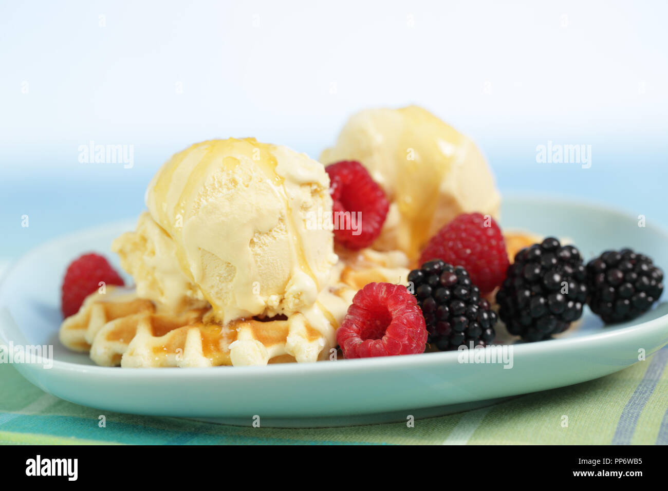 Helado en waffle con blackberry, frambuesa, y miel Foto de stock