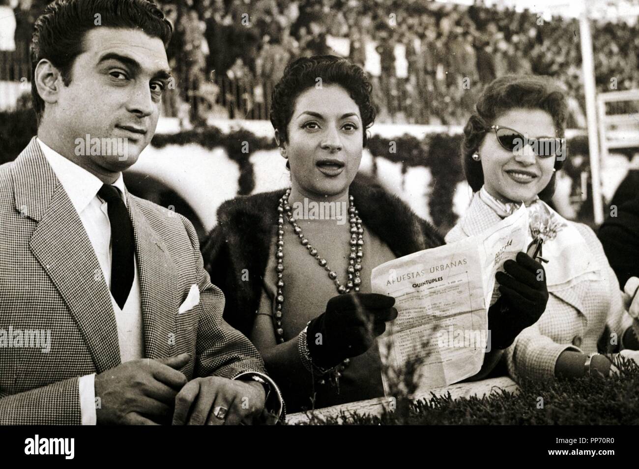 LOLA FLORES , ANTONIO GONZALEZ EL PESCAILLA Y CARMEN FLORES EN EL HIPODROMO DE LA ZARZUELA DE MADRID Fotografía de stock - Alamy LOLA FLORES , ANTONIO GONZALEZ EL PESCAILLA Y CARMEN FLORES EN EL HIPODROMO DE LA ZARZUELA DE MADRID Fotografía de stock - Alamy