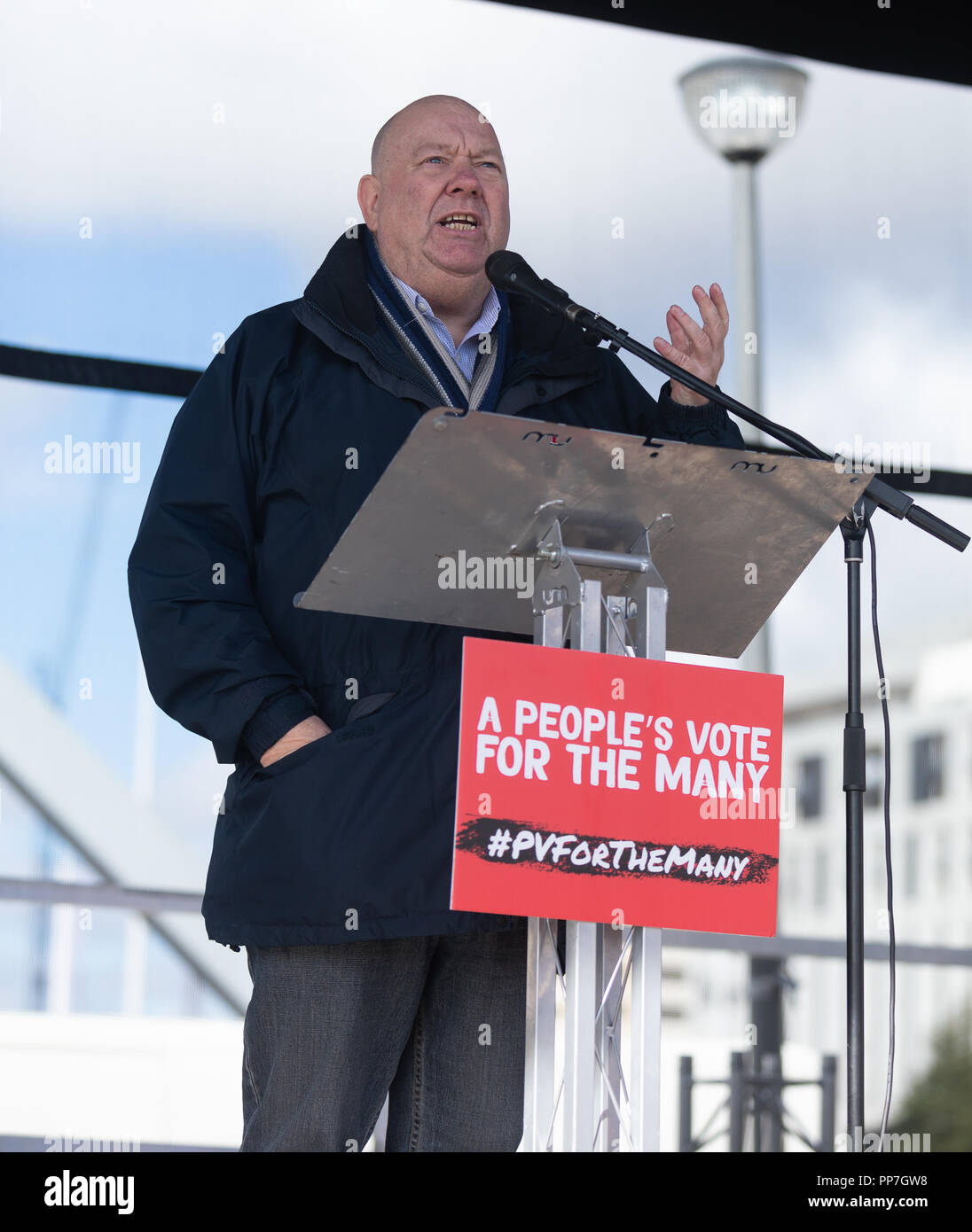 Liverpool, Reino Unido. El domingo 23 de septiembre de 2018.Joe Anderson, Alcalde de Liverpool conversaciones en el Pier Head en el rallye tras la marcha. © Phil Portus / Alamy Live News Foto de stock