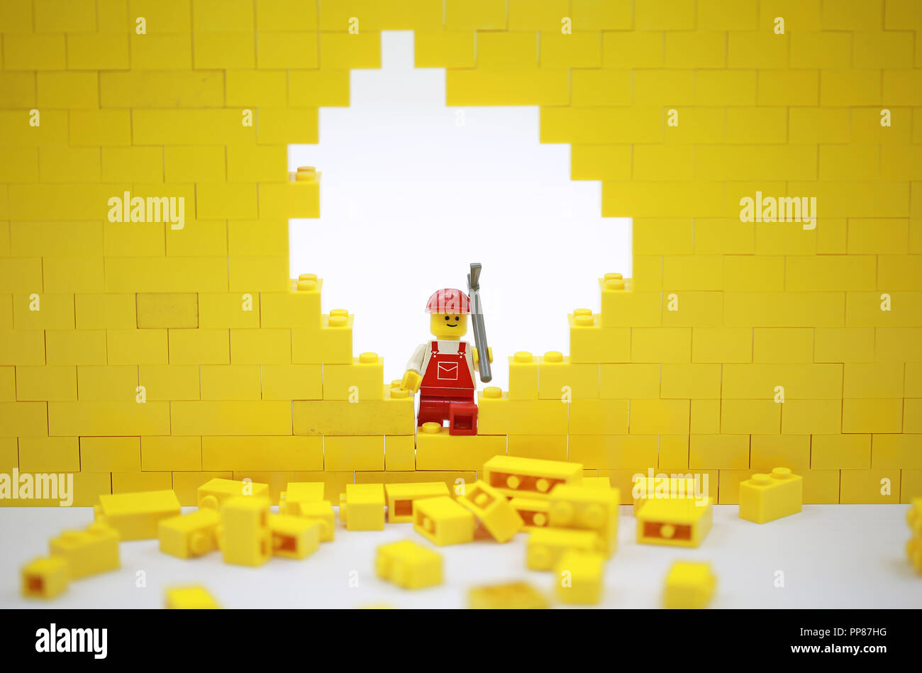 Trabajador de LEGO con la pared Fotografía de stock - Alamy