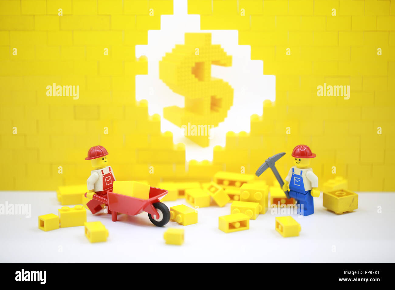 Trabajador De Lego Con La Pared Foto Imagen De Stock 220228508