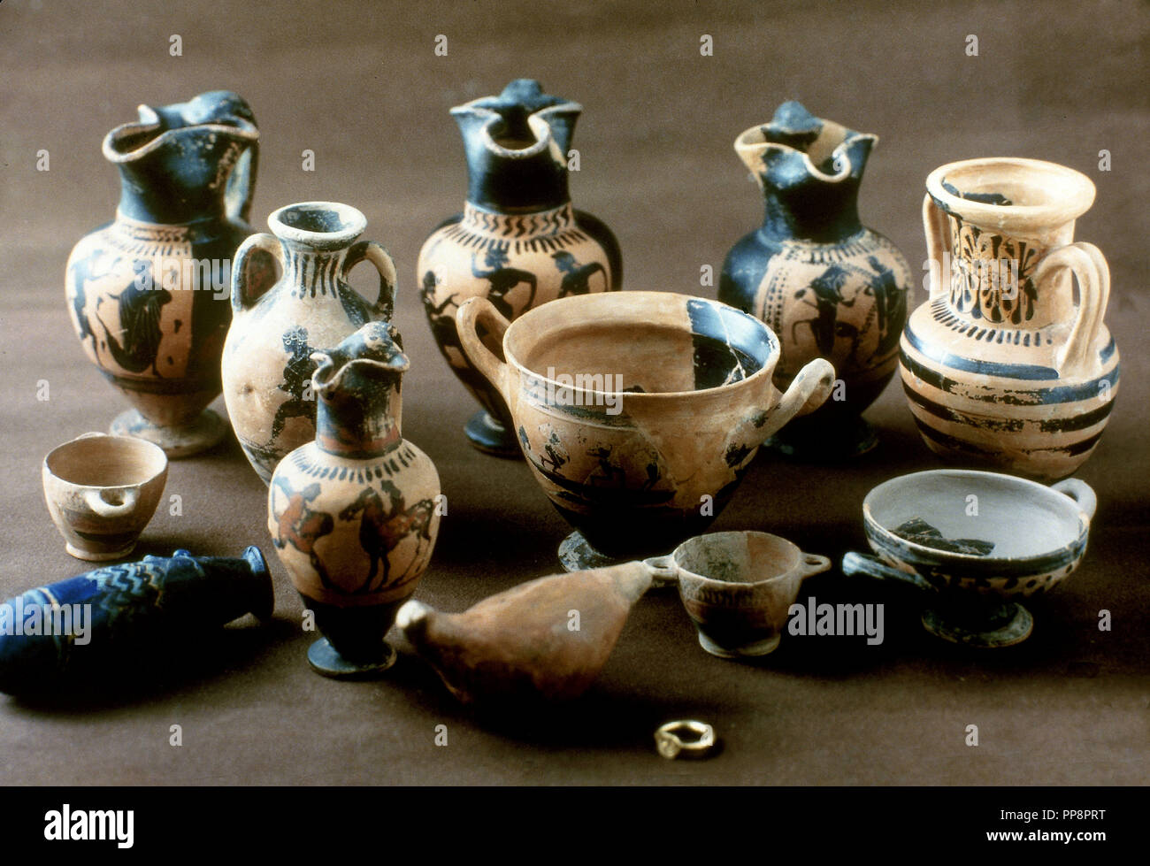 CERAMICA Griega de figuras negras, procedente de la necrópolis de