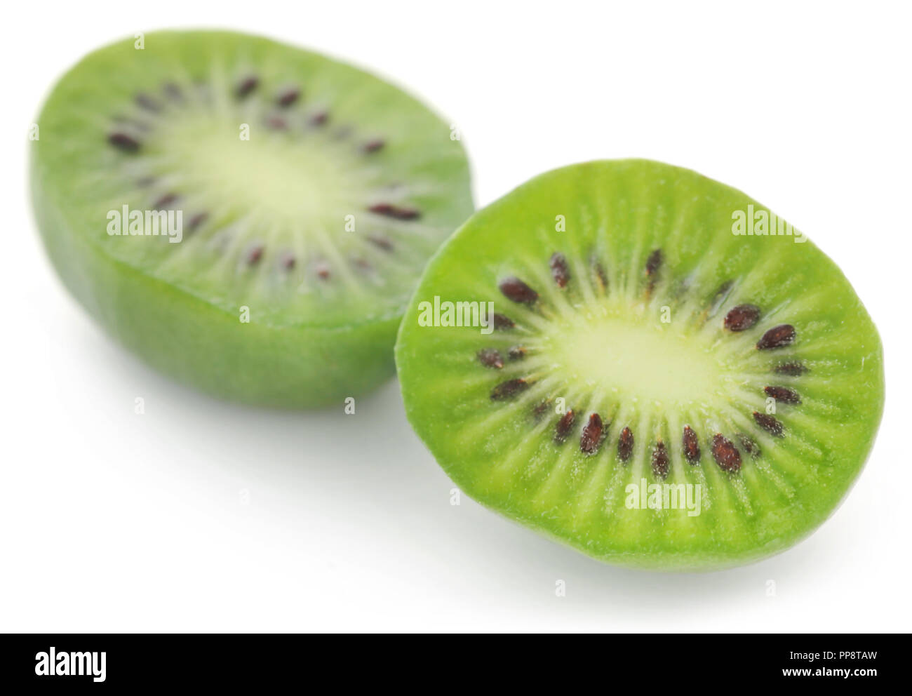 Actinidia arguta conocida como Baby kiwi en Copenhague, Dinamarca Foto de stock