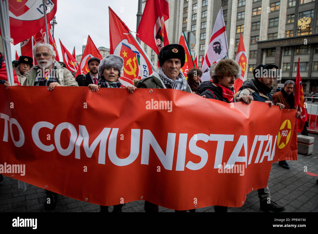 Los partidarios del Partido Comunista de la Federación Rusa (PCFR) de diferentes países marcha por el centro de Moscú en Rusia el 7 de noviembre, 2017 Foto de stock