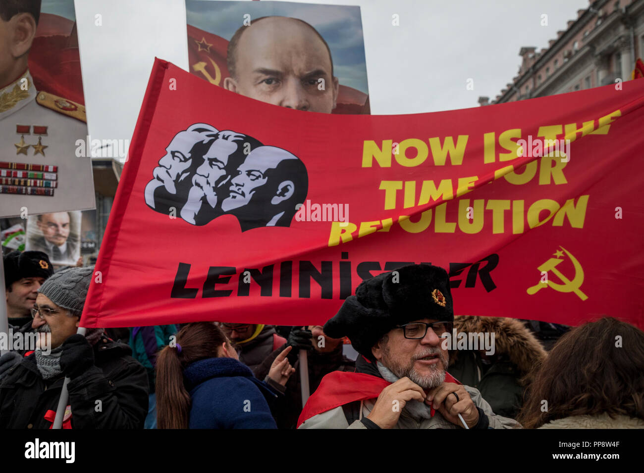 Los partidarios del Partido Comunista de la Federación Rusa (PCFR) de diferentes países marcha por el centro de Moscú en Rusia el 7 de noviembre, 2017 Foto de stock