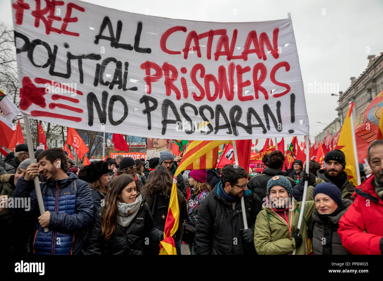 Muestra un banner de apoyo a los prisioneros políticos de Cataluña como simpatizantes del Partido Comunista de la Federación Rusa (PCFR) desde diferentes countr Foto de stock