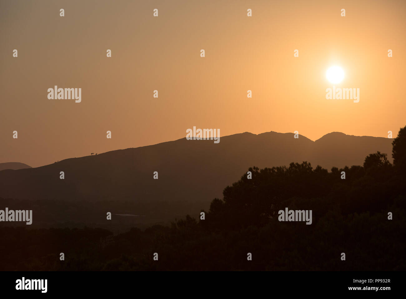 Europa Spanien Nord Mallorca Cala Rajada, Sonnenuntergang en Capdepera, Blick zu den Bergen Foto de stock