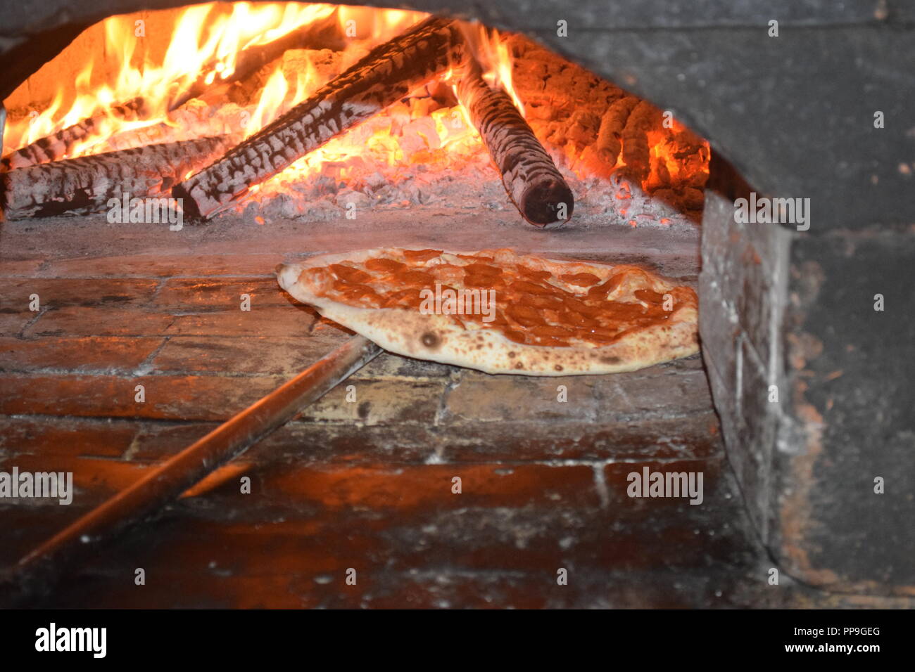 La Pizza se cuece en un horno para pizza, horno de piedra, Italia  Fotografía de stock - Alamy